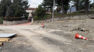 Yolda oluşan çatlaklar valilik konutunu geçici olarak boşalttırıyor