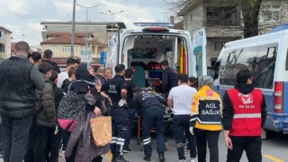 Yolun karşı tarafına geçmeye çalışan 9 yaşındaki çocuğa otomobil çarptı