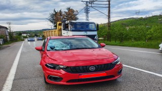 Yolun karşısına geçerken otomobilin çarptığı yaya ağır yaralandı