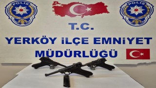 Yozgatta 2 şüphelinin üzerinde asırlık 3 tabanca ele geçirildi