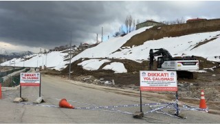 Yüksekovada heyelan: Trafik 3 gündür tek şeritten sağlanıyor