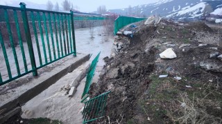 Yüksekovada istinat duvarı çöktü
