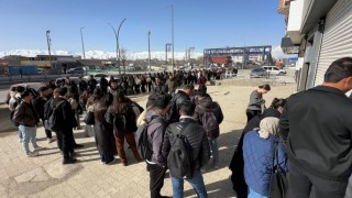 Yüksekovada kütüphane önünde kuyruk