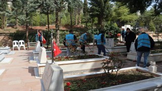 Yükümlülerden şehitliğe örnek davranış