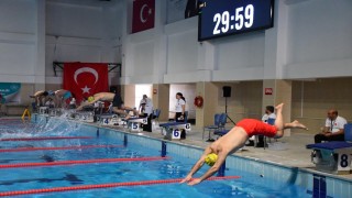 Yüzücüler kıyasıya yarıştı