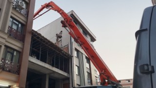Zeytinburnunda beton dökme çalışması sırasında yan binanın duvarı çöktü