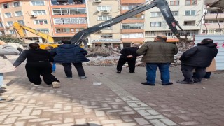 Zeytinburnunda bina yıkımı sırasında kopan parça çocuğun kafasına düştü: 1 ölü
