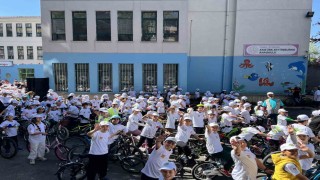 Zeytinburnunda Mektepten Meclise Pedal bisiklet turu renkli görüntülere sahne oldu