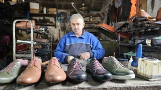 Zonguldakın son ayakkabı imalatçısı 26 yıllık atölyesinde teknolojiyle yarışıyor