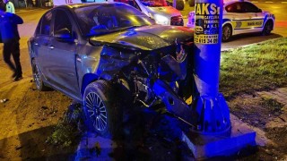 Zonguldakta otomobil önce araca, ardından yön direğine çarptı: 2 yaralı