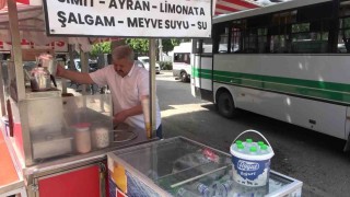1 Mayısta çalışan seyyar satıcı: İşçi bayramında en çok işçiler çalışıyor