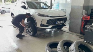 1 Mayısta işçiler meydanda, lastikçiler tezgahta
