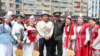 19 Mayıs festivalinde Kırgız ekibinin kıyafetleri ve müzikleri hayran bıraktı