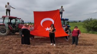 19 Mayısı kekik ektikleri tarlada kutladılar