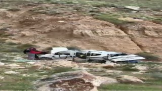 300 metrelik uçuruma yuvarlanan araçtan atlayarak kurtuldular