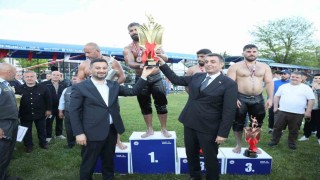 32. Kağıthane Yağlı Güreşlerinde Seçkin Duman başpehlivan oldu