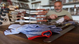 40 yıllık kasap, kesilmez eldiveni bıçakla test ederek acemi kasapları uyardı