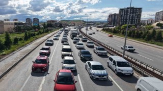 43 ilin geçiş noktasında bayram trafiği havadan görüntülendi: Araçlar adım adım ilerledi