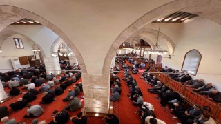 583 yıllık Ulu Camide cuma namazı