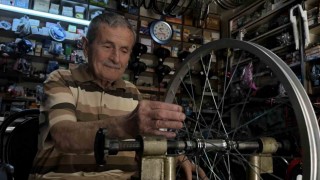 72 yıllık mesleğini, 85 yaşında ilk günkü heyecanla sürdürüyor