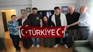 90 yaşındaki şehit annesini duygulandıran hareket