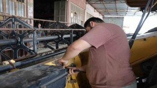 Adanada buğday hasadı öncesi biçerdöverlerin bakımı yapılıyor
