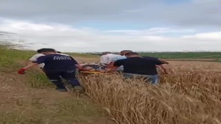 Adanada otomobil tarlaya uçtu: 1 ölü, 1 yaralı