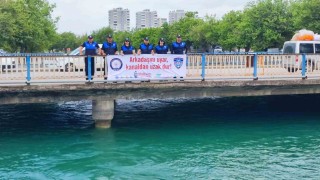 Adanada polis kağıt oyununa ara verdirip, boğulma bilgilendirmesi yaptı