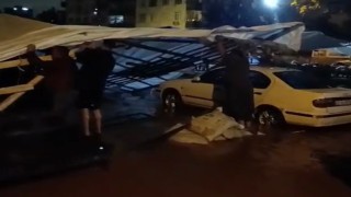 Adanada sağanak yağış yolları göle çevirdi