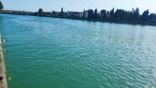 Adanada serinlemek için girdiği nehirde kaybolan genç hastaneye kaldırıldı