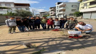 Adananın köstebek yuvasına dönen yollarına çiçek diktiler