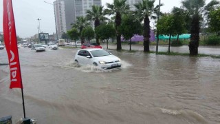 Adanayı sağanak yağış vurdu, yollar göle döndü