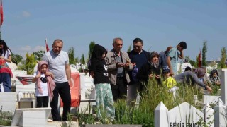 Adıyamanda Mezarlıkta bayram yoğunluğu