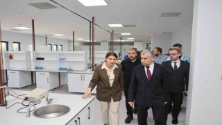 ADÜ Rektörü Kent, araştırma laboratuvarını inceledi