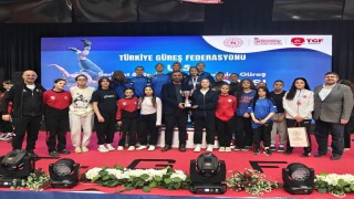 Afyonkarahisarlı sporcular Karsta ki güreş şampiyonasından madalyalarla döndü