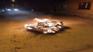 Ailesine kızdı, motosikleti sokak ortasına yaktı