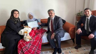 AK Partiden en yaşlı ve en genç üyeye ziyaret