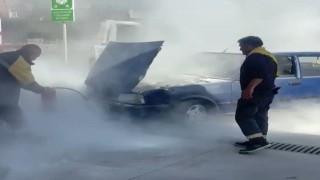 Akaryakıt istasyonunda lastik şişirirken alev alan araca çalışanlar müdahale etti