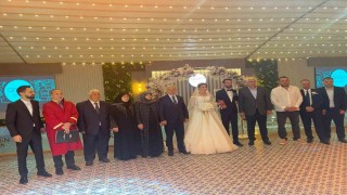 Akdağ ve Sezer ailelerinin mutlu günü