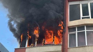 Aksarayda korkutan yangın, daire alev alev yandı