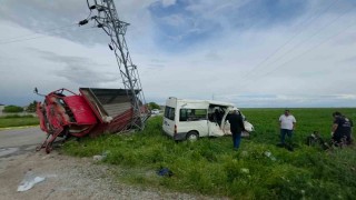 Aksarayda minibüs ile kamyonet çarpıştı: 5 yaralı