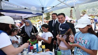 Akyaka sahilinde gökyüzü uçurtmalarla renklendi