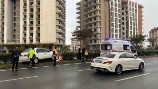 Alanyada kontrolden çıkan otomobil refüje çıktı