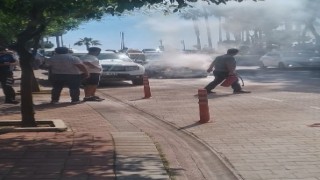 Alanyada otomobilin motor kısmından dumanlar yükseldi, yangını vatandaş söndürdü