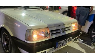 Alkol alıp şampiyonluk kutlamasına çıktı,  park halindeki 2 otomobile çarpıp kaçtı