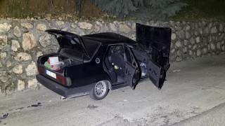 Alkollü sürücünün kullandığı otomobil, İstinat duvarına çarptı: 2 yaralı