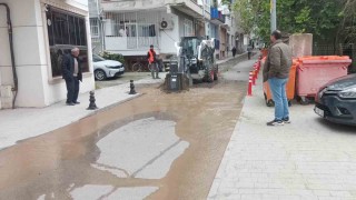 Altyapı çalışmasında ana su hattı patladı