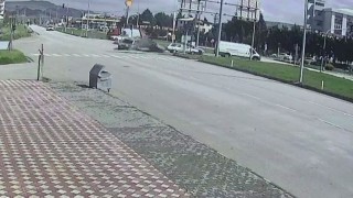 Amasyada kavşakta araçların çarpıştığı kaza kamerada