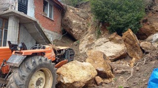 Amasyada kaya parçaları ev ve traktörün üstüne düştü