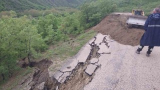 Amasyada köy yolunda heyelan